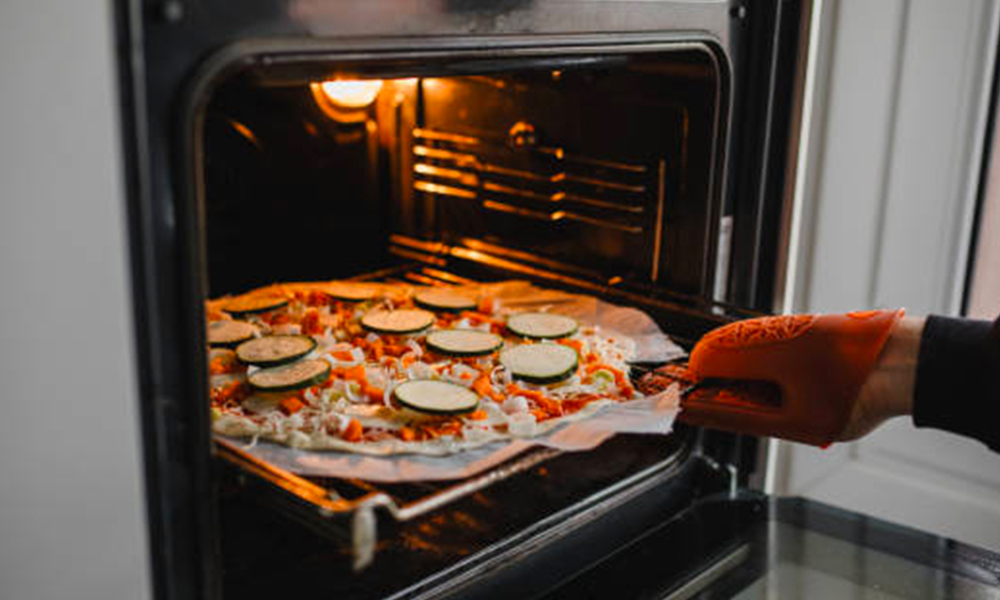 pizza introdusa in cuptor electric